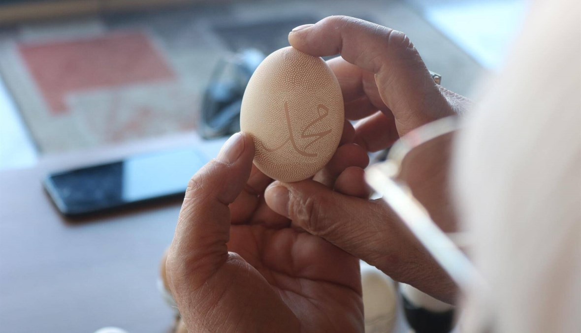 فنان تركي يسعى إلى "غينيس" بكلمتين منقوشتين على بيضة!