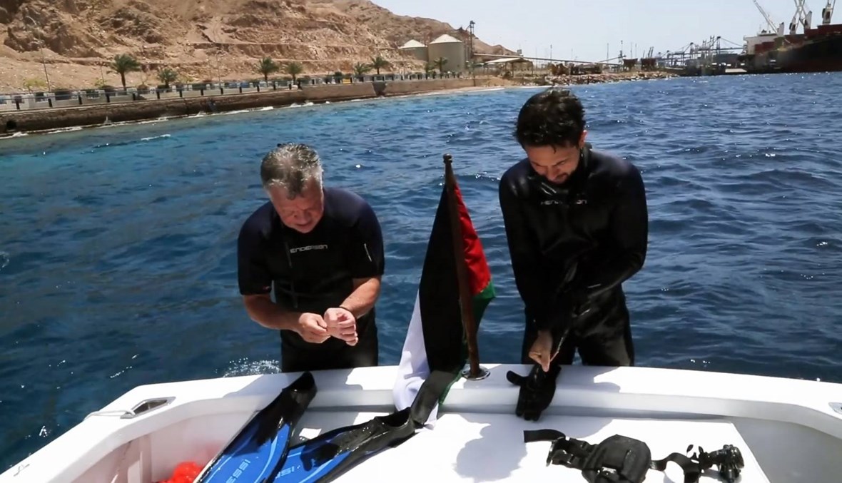 الملك الأردني وولي العهد يغطسان لحماية الثروة البحرية