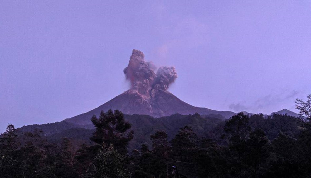 بالفيديو: غيوم بركان إندونيسي ترتفع 6 آلاف متر في السماء