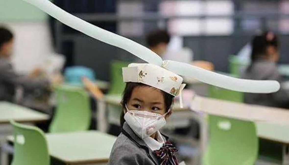"قبّعات التباعد"... أداة مميزة فُرضت على طلاّب المدارس الصينيّة!