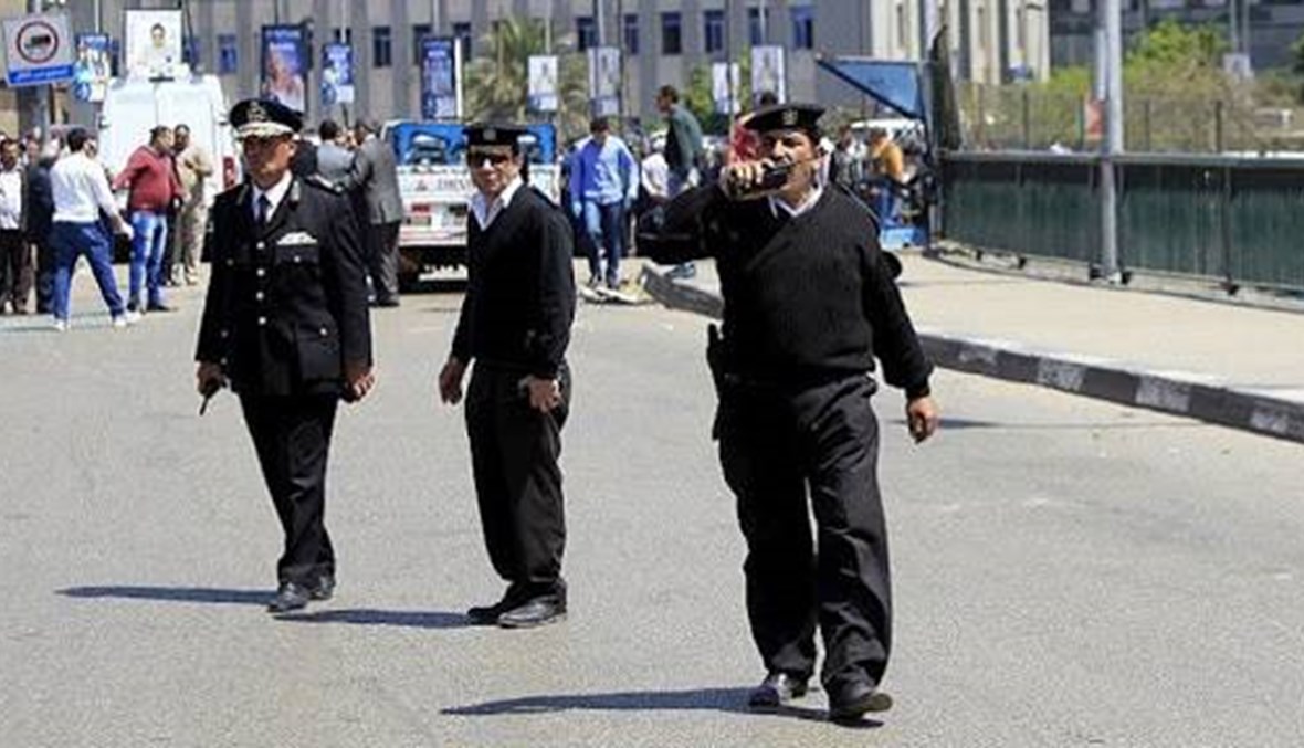 بالفيديو: إمام يهرب من الشرطة بعد إقامته صلاة العيد
