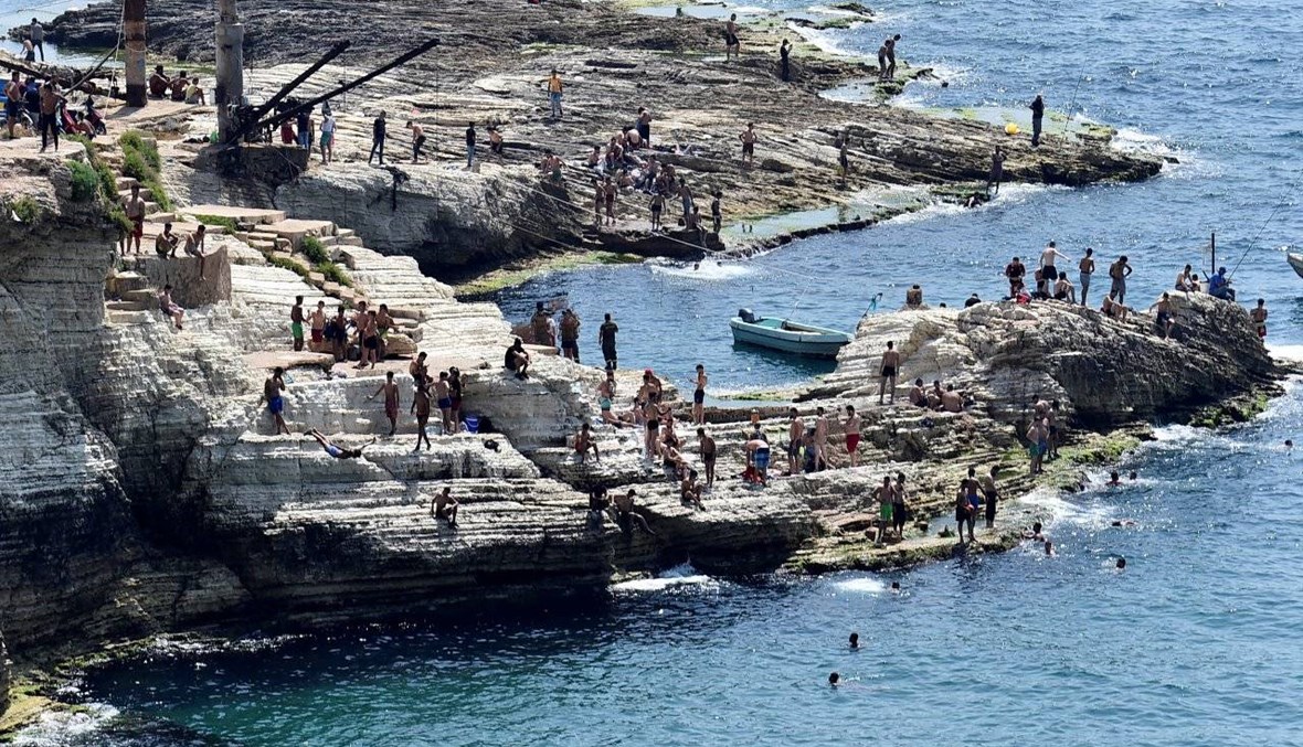 بالصور: لبنانيون يفترشون الشاطئ العام رغم كورونا