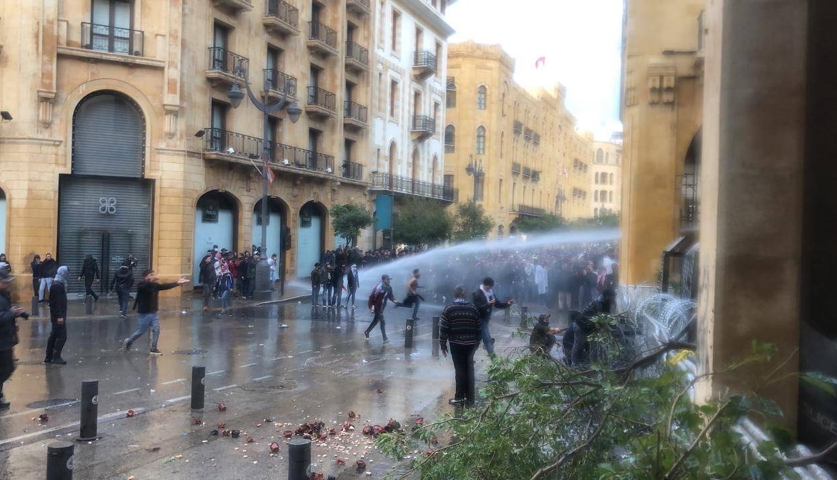 القوى الأمنية تطلق خراطيم المياه باتجاه المتظاهرين في ساحة النجمة (صور - فيديو)