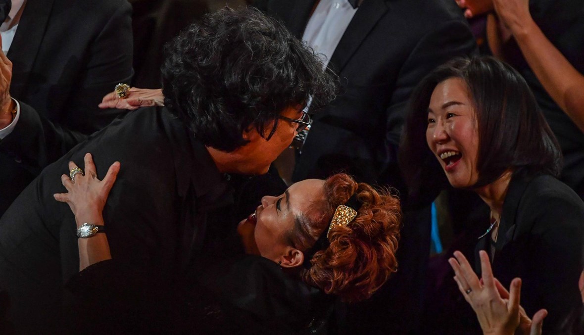 الكوريون يحتفلون بالفوز التاريخي لفيلم "طفيلي" بالأوسكار