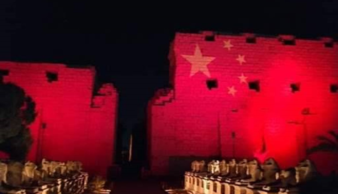 لدعم مكافحة كورونا... مصر تضيء واجهات المعالم الأثرية بألوان علم الصين (صور)