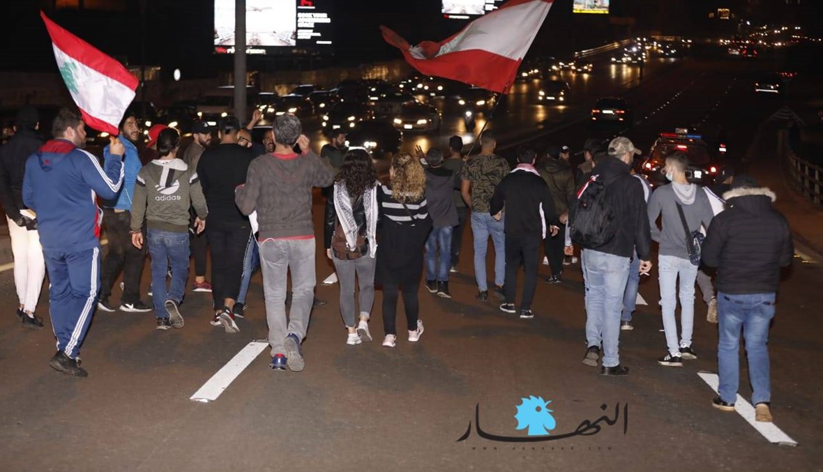 قطع طرق مفاجىء في المناطق احتجاجاً على غلاء المعيشة وتوقيف ناشط (صور وفيديو)