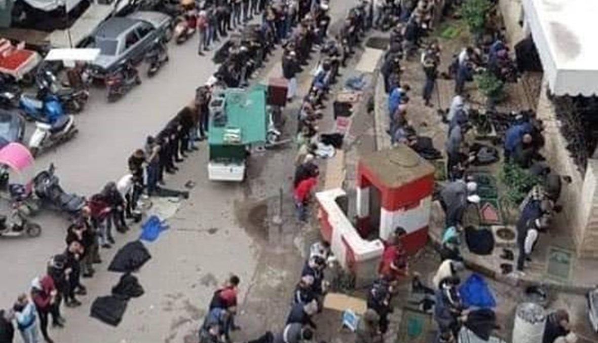 مصلّون يخترقون الحجر في طرابلس... مشهد لامسؤول كيف يعلّق المفتي الشعار لـ"النهار" عليه؟