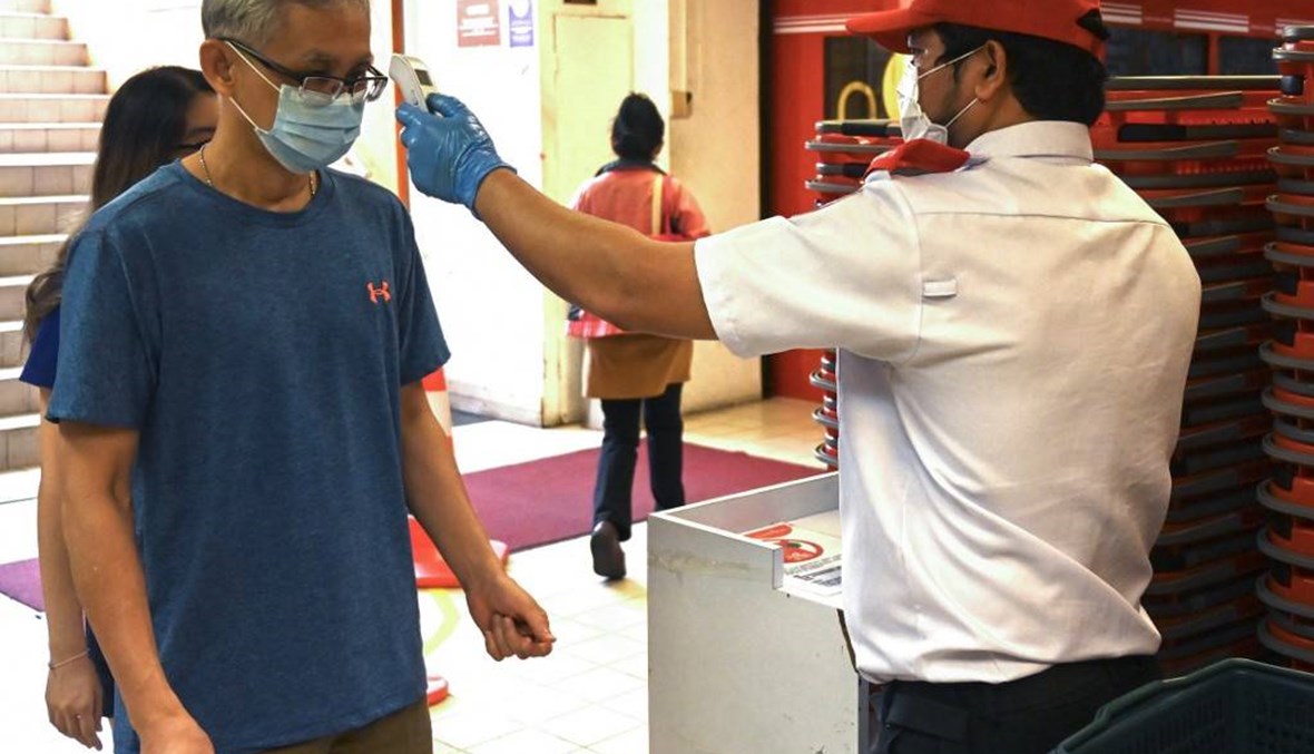 سلطنة عمان تحظر التجمعات العامة وتغلق محلات الصرافة