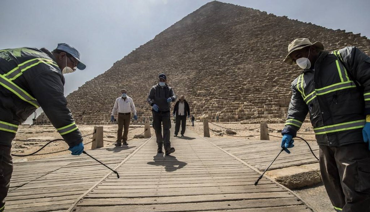مصر تطهّر منطقة الأهرامات بعد إخلائها من السياح