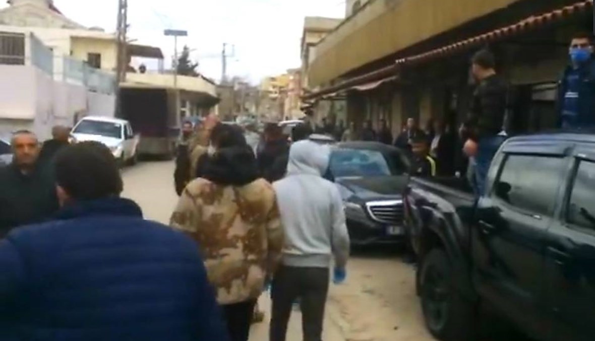محتجّون يحاولون الدخول إلى بلدية حلبا وتعليق التبرعات (فيديو - صور)