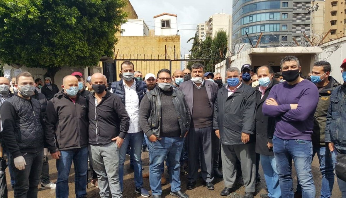 أصحاب صالونات الحلاقة في طرابلس اعتصموا مطالبين بالسماح لهم بالعمل