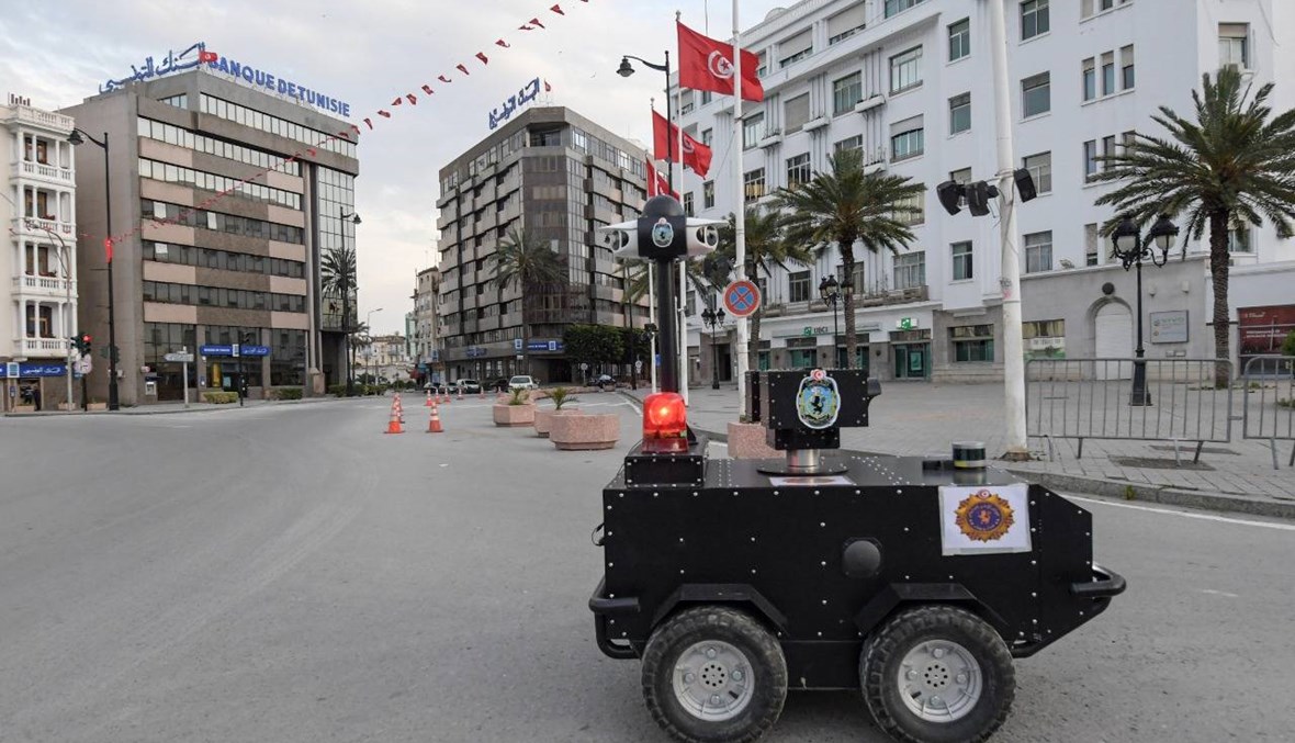 روبوت للداخليّة يتجوّل في شوراع تونس: "يجب التزام الحجر الصحي"