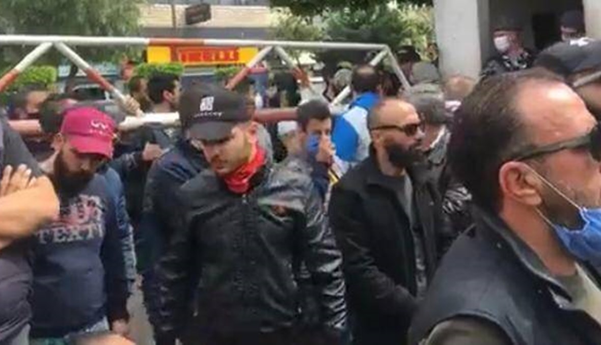 وقفة احتجاجية أمام سرايا طرابلس (صور - فيديو)