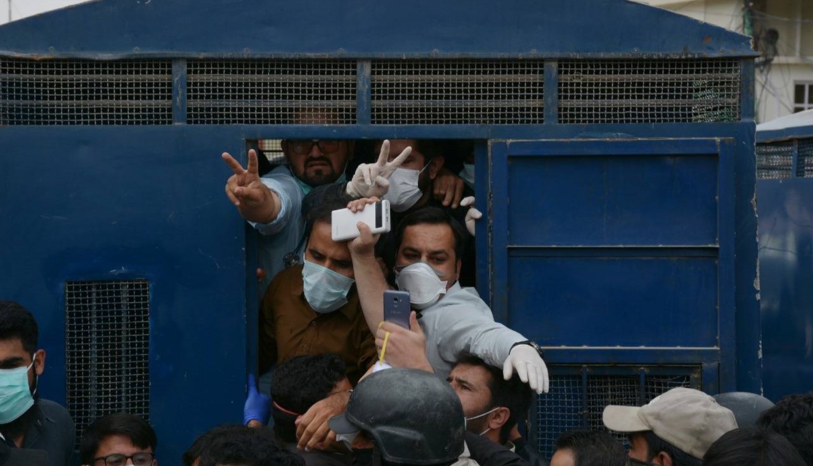باكستان: الشرطة تشتبك مع أطباء احتجّوا على نقص معدات الحماية من كورونا