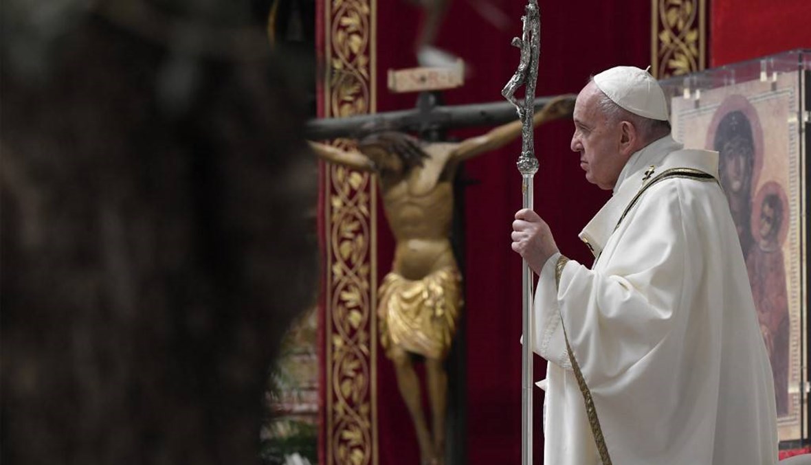 البابا فرنسيس يحتفل بعيد الفصح وحيداً بدون مصلين... "كفى حروباً"
