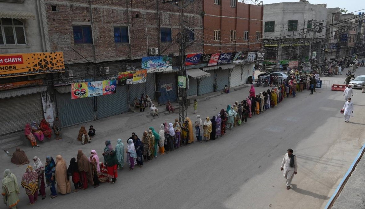 آلاف المسلمين في باكستان يخالفون قرار منع الصلاة في المساجد: "الله معنا"