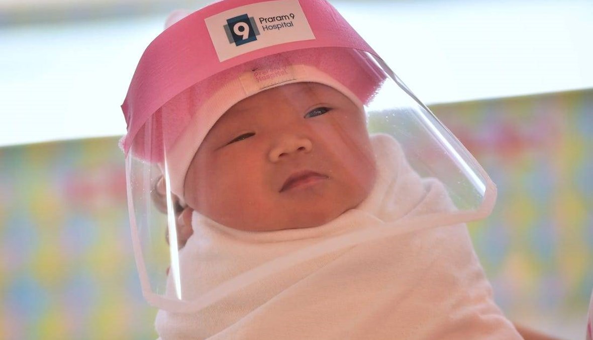 مستشفى تايلانديّ يمنح حديثي الولادة أقنعة صغيرة للوجه للوقاية من كورونا