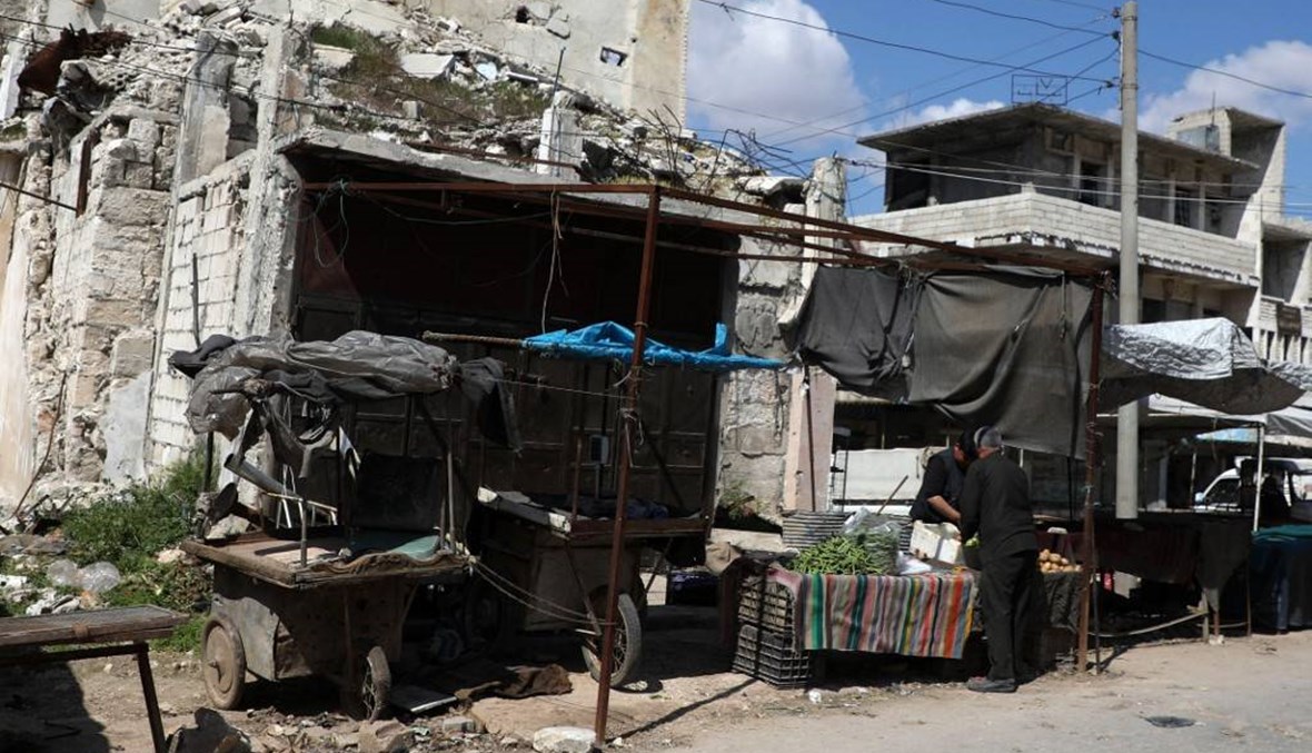نازحون يفضّلون منازلهم المدمرة على التعرض لكوفيد-19 في مخيمات إدلب