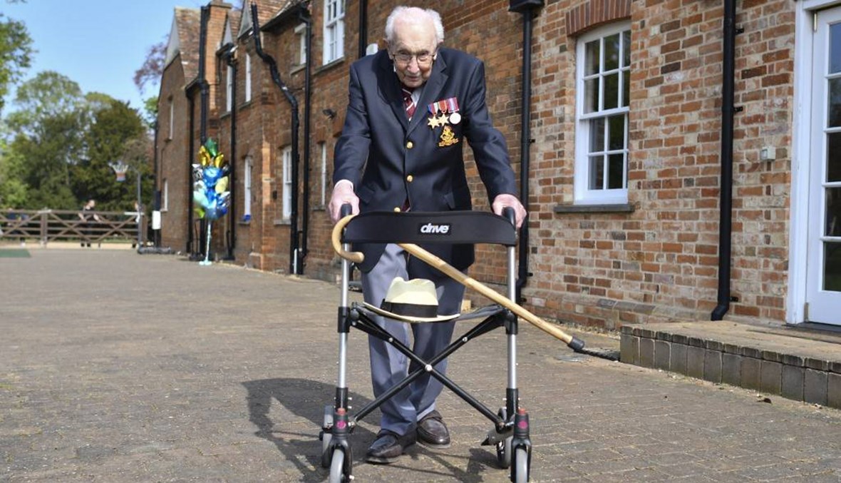 "بطل قومي"... كابتن بريطاني (99 عاماً) يجمع 22 مليون دولار لدعم الصحة بالسير حول حديقته