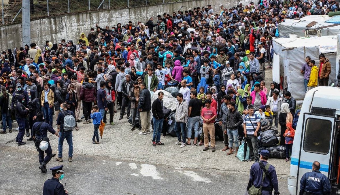 اليونان تجلي مئات المهاجرين من مخيم مكتظ في جزيرة ليسبوس