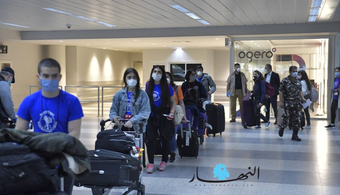 بالصور: وصول طائرة اميركية الى المطار تقل 41 طالبا لبنانيا