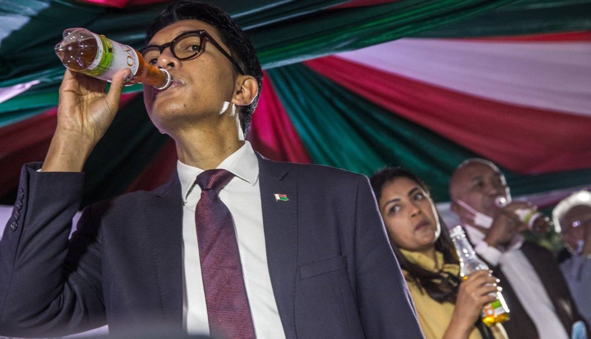 مدغشقر تسوّق مشروباً عشبيًّا منشّطاً "يعالج كورونا": وتحذير من منظمة الصحّة