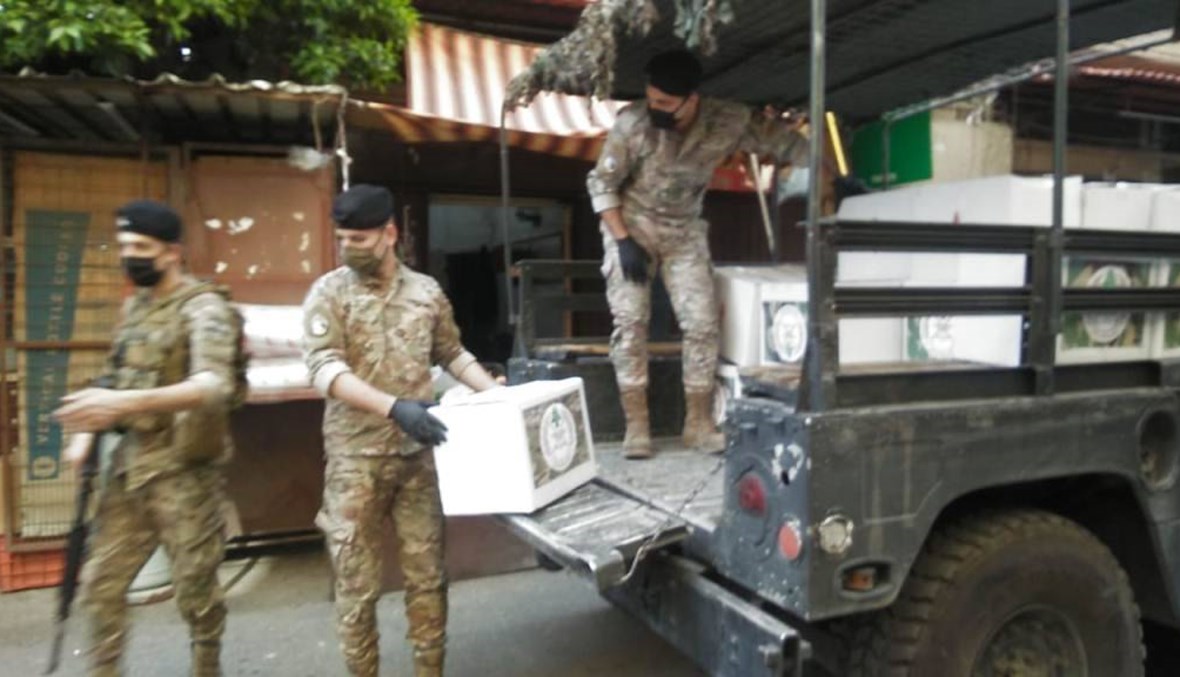 الجيش وزّع حصصاً غذائية قدمها تجار طرابلس للأسر المحتاجة في المدينة