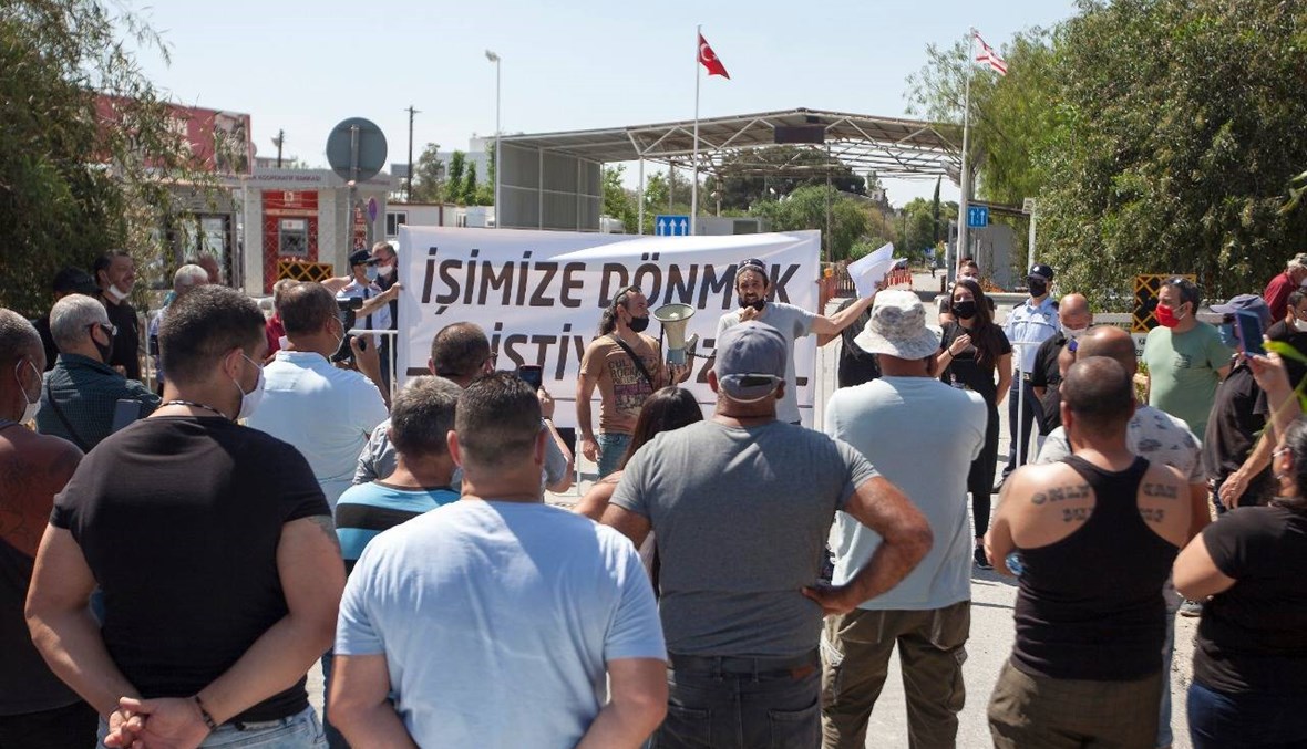 قبارصة أتراك يتظاهرون عند نقطة العبور في نيقوسيا: "نريد العودة إلى العمل"