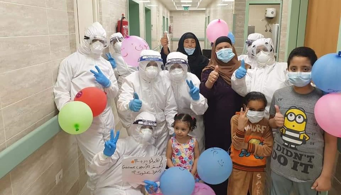 مستشفى يحتفل مع مرضى كورونا في مصر (صور)