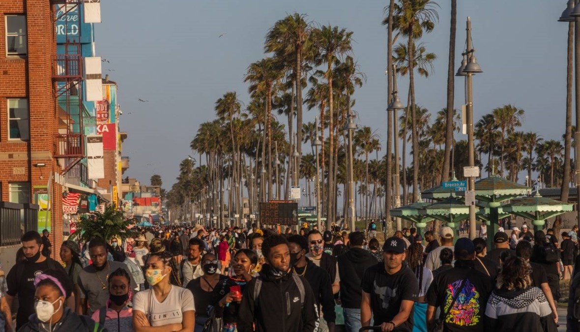 أميركيّون يقصدون الشواطئ ويتمشّون في الشوارع: الكمامات مشهدٌ نادر