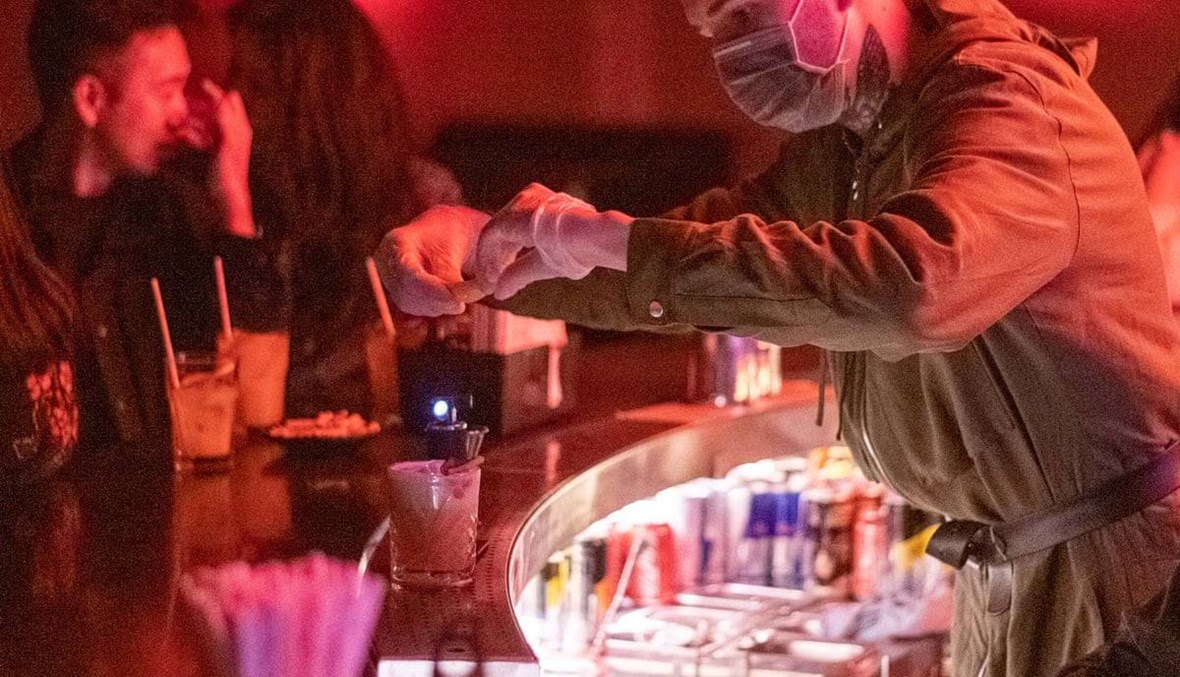 الرقص مع المطهرات... النوادي الليلية في الصين تعود لنشاطها