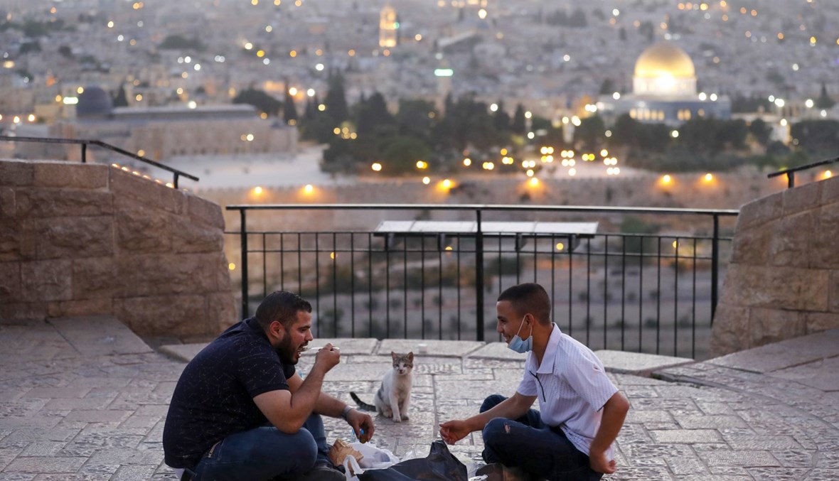 هبوط منحنى الإصابات بكورونا... عودة الحياة إلى طبيعتها في فلسطين