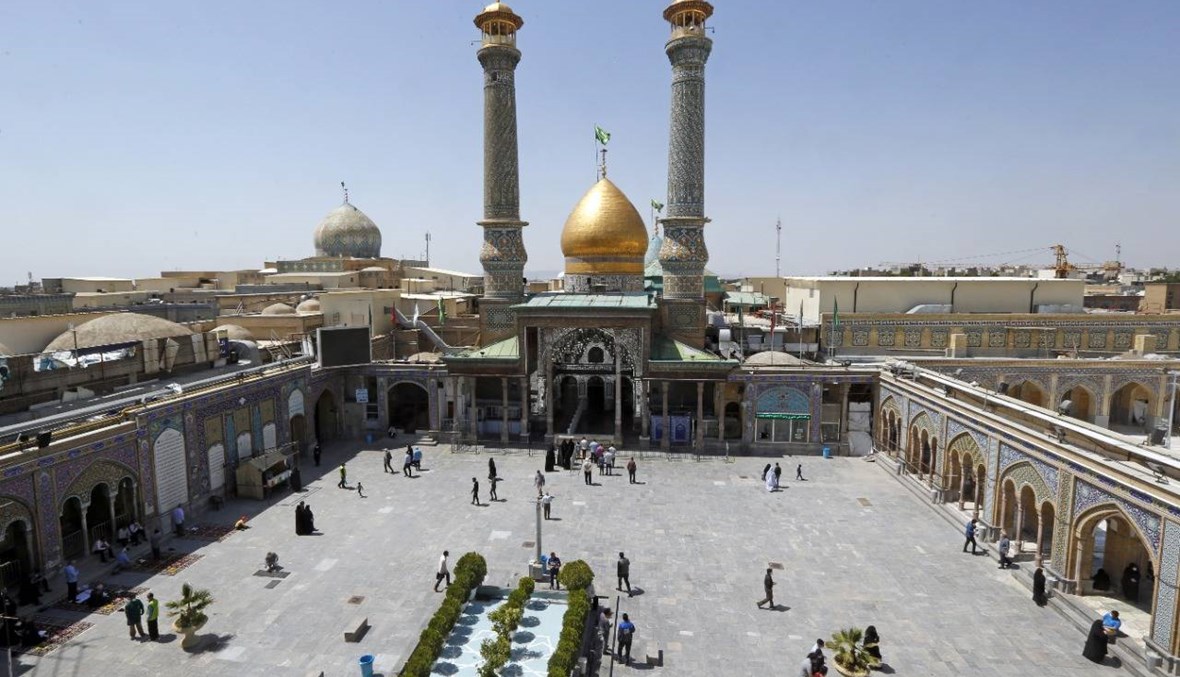إيران تعيد فتح مزارات دينيّة رئيسيّة بعد شهرين من الإغلاق