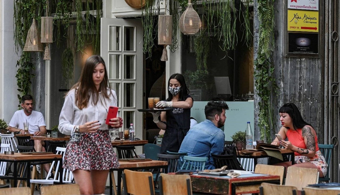 اليونان تعيد فتح المطاعم والمقاهي مع اقتراب موسم عطلة الصيف