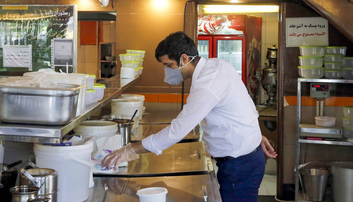 إيران تعيد فتح المطاعم مع تخطيها 7500 وفاة بكورونا