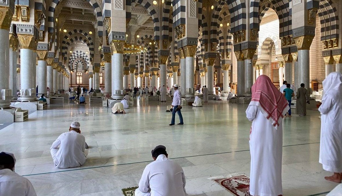 السعوديّون يعودون إلى المساجد بكمامات وسجادات صلاة خاصة... وتباعد اجتماعي