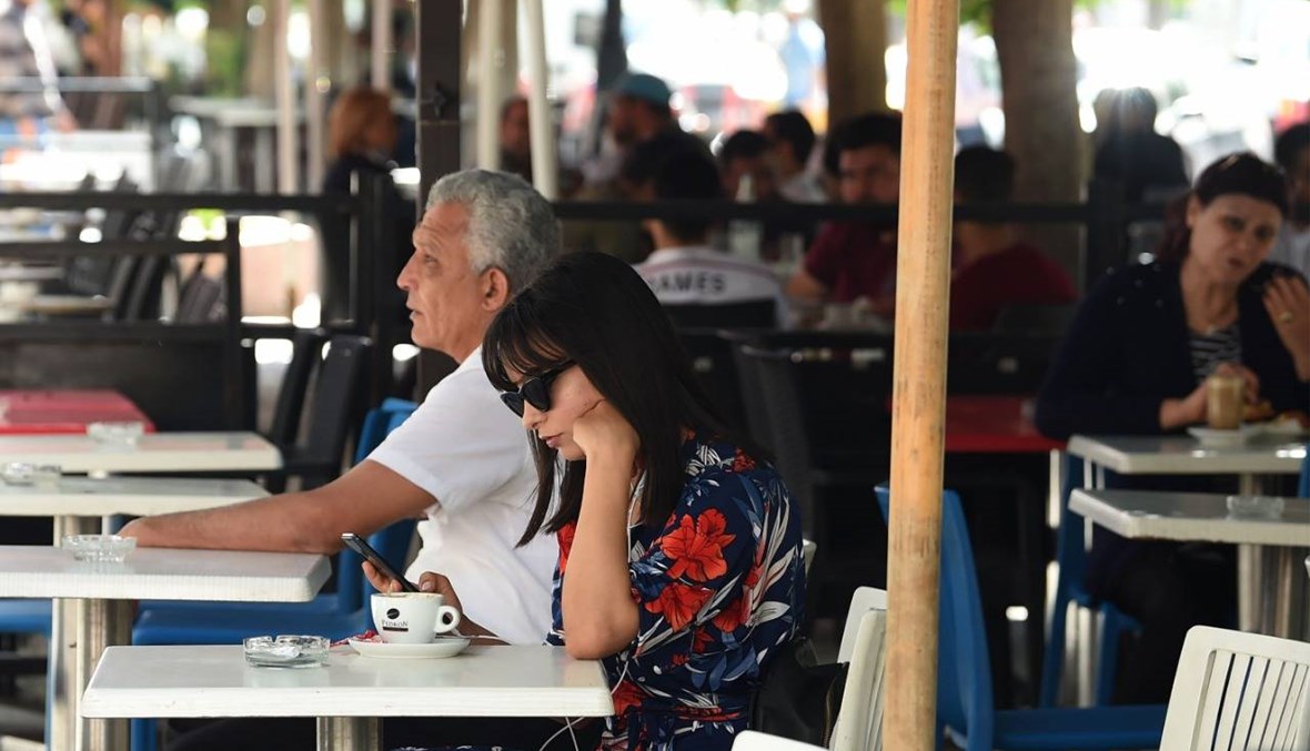 "اشتقنا لرائحة القهوة"... التونسيّون يعودون إلى المقاهي بعد رفع معظم قيود العزل