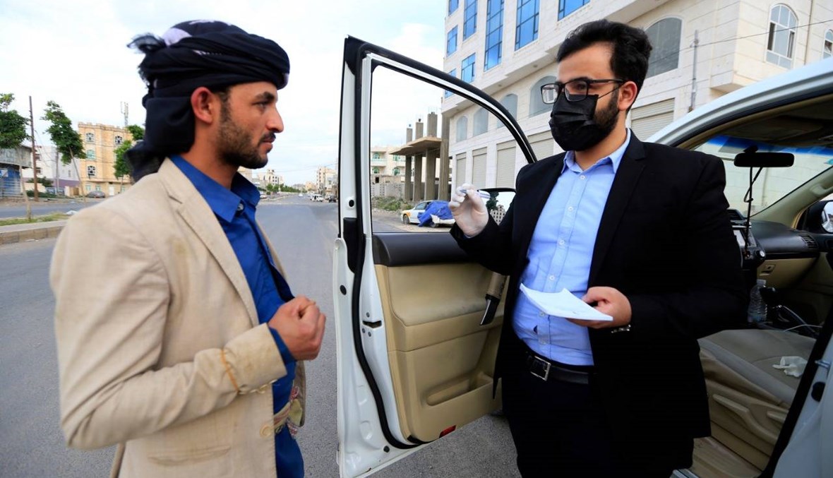 الطبيب اليمني سامي الحاج يقدّم المشورة حول كورونا... من سيّارته