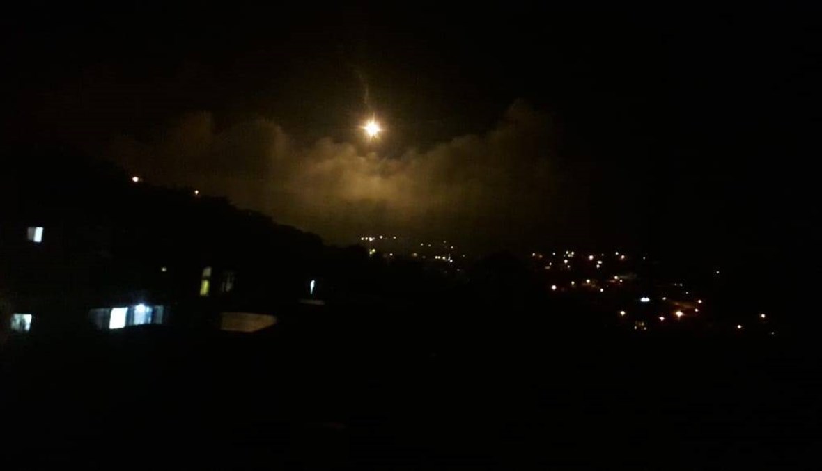 بالصور والفيديو: صوت انفجارات على الحدود في ميس الجبل والجيش الاسرائيلي يطلق القنابل المضيئة