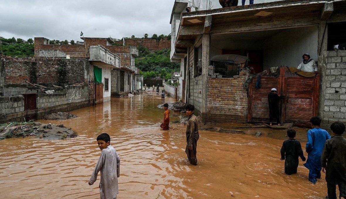 أمطار غزيرة تجتاح كراتشي: فيضانات ونزوح سكان