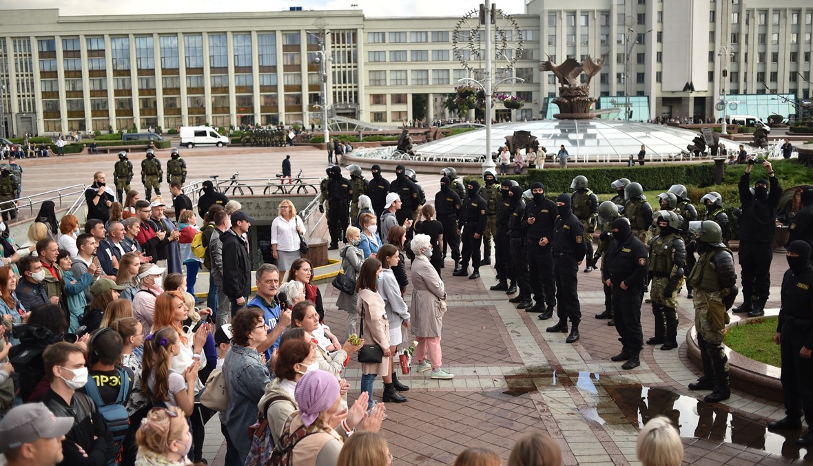 أنصار المعارضة يتظاهرون في مينسك (27 آب 2020، أ ف ب). 