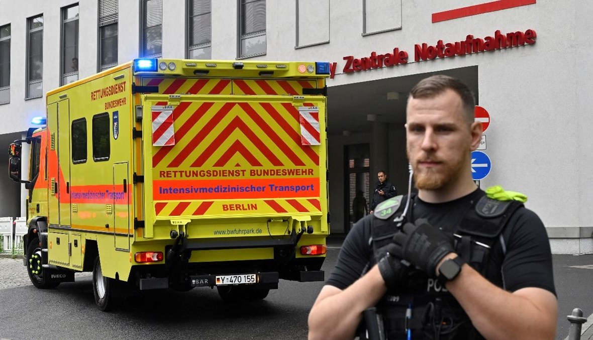 سيارة إسعاف تابعة للجيش الألماني من المفترض أنها تنقل نافالني، تصل إلى مستشفى شاريتيه في برلين (22 آب 2020، أ ف ب).