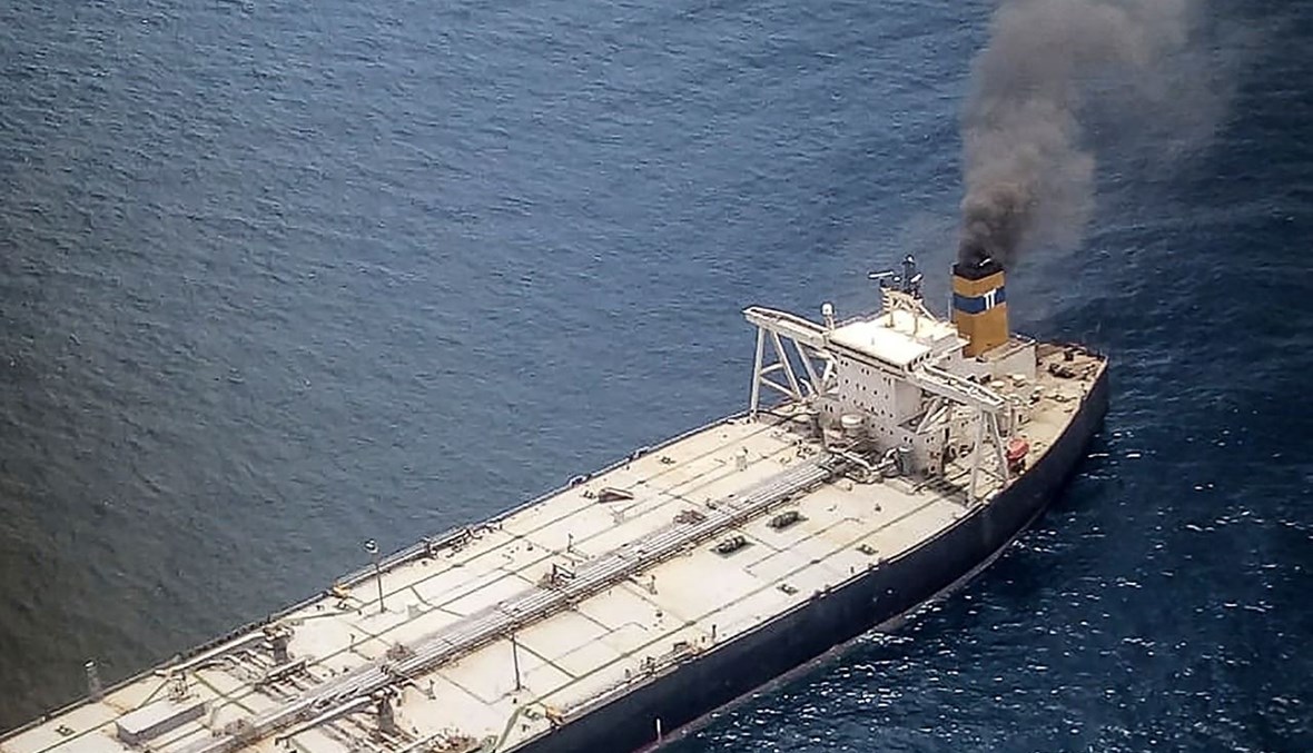 دخان يتصاعد من ناقلة النفط "نيو دايموند" قبالة سواحل سري لانكا (3 أيلول 2020، أ ف ب).