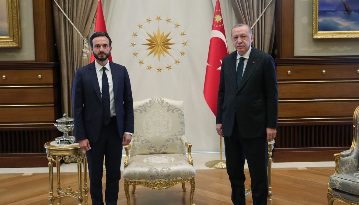 اردوغان مستقبلا سبانو في المجمع الرئاسي في أنقرة (3 أيلول 2020، أ ف ب).