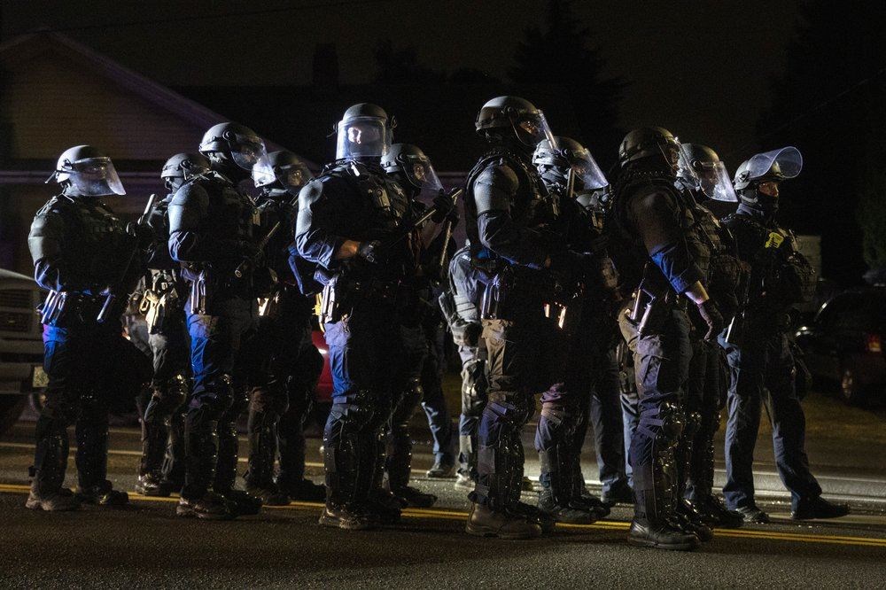 عناصر من شرطة بورتلاند ينتشرون في شوارع بعد اعتقالات ليلية في بورتلاند بأوريغون (30 آب 2020، أ ب).