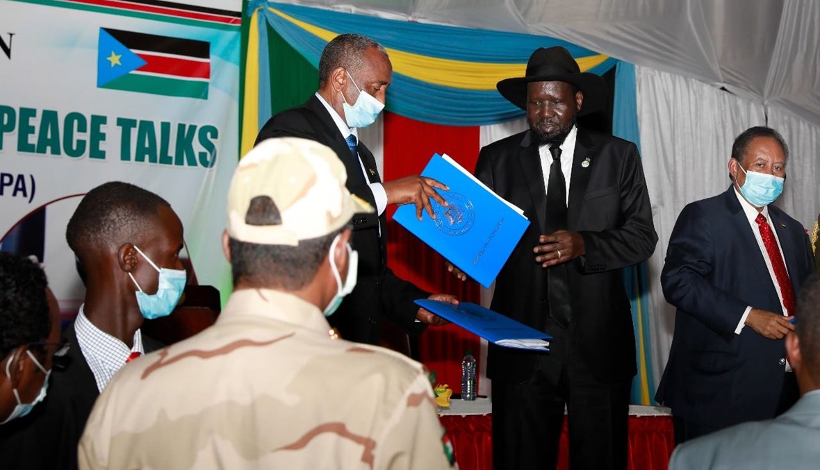 عبد الفتاح (إلى اليسار) وكير خلال توقيع اتفاق سلام في جوبا جنوب السودان (31 آب 2020، أ ف ب).