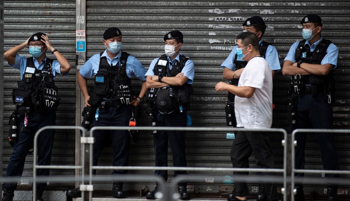 عناصر من الشرطة وقفوا تقف أمام مركز تسوق خلال تظاهرة في هونغ كونغ (30 آب 2020، أ ف ب).