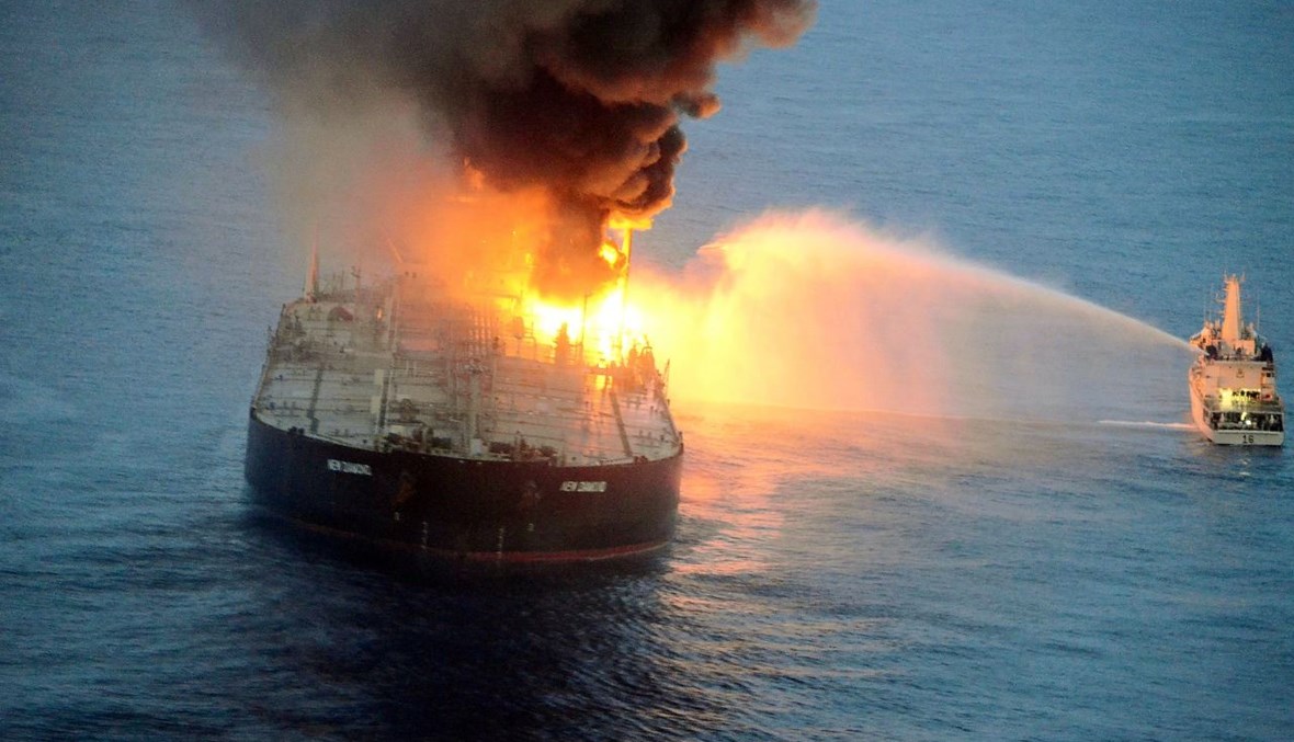 سفينة لخفر السواحل الهندية تحاول اطفاء حريق ناقلة النفط قبالة سواحل سري لانكا (4 أيلول 2020، أ ف ب).
