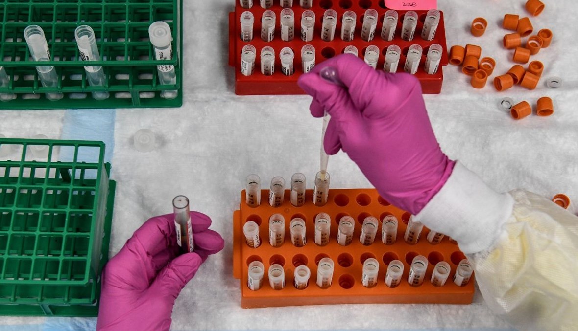 فني في مختبر يفرز عينات دم في اطار دراسة حول التطعيم بلقاح لكوفيد- 19 في مراكز الأبحاث الأميركية في هوليوود بفلوريدا (13 آب 2020، أ ف ب).