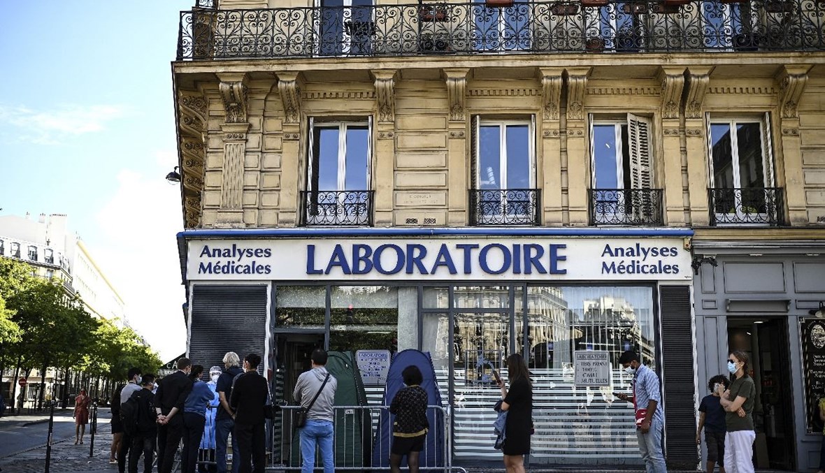 أشخاص ينتظرون بالصف لاجراء فحص كورونا في مختبر طبي في باريس (4 أيلول 2020، أ ف ب).